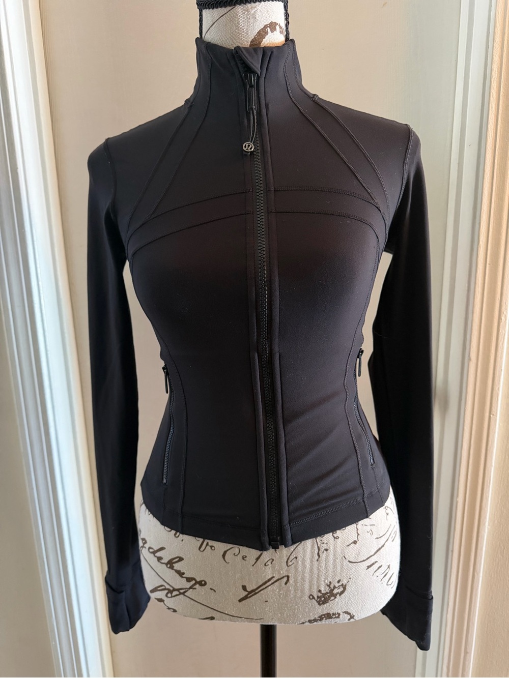 Pre-Owned Lululemon Athletica Track Jacket Black (Size 2)